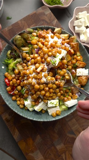 Crunchy Chickpea Bowl. Zutaten: - Edamame - Kichererbsen - Kartoffeln klein gewürfelt - Salatgurke - Cherry Tomaten - Avocado - Rote Zwiebel - Feta - Frischer Dill - Joghurt - Saure Sahne - Olivenöl - Zitronensaft - Salz - Pfeffer Zubereitung: 1. Kartoffelwürfel, Edamame und Kichererbsen mit Olivenöl und Salz mischen. 2. Im Airfryer bei 200 Grad ca. 20 Minuten goldbraun und knusprig rösten, einmal schütteln. 3. Salatgurke sehr fein hacken. 4. Mit Joghurt, saurer Sahne, Olivenöl, Zitronensaft, Sa