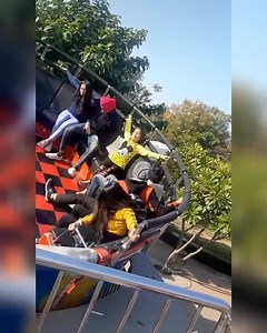 2.9M views · 9.9K reactions | यहां घुटनों में अक्ल वाले लोग मिलते हैं देखें | Yaha sab kuchh milta hai 2.0 | Facebook