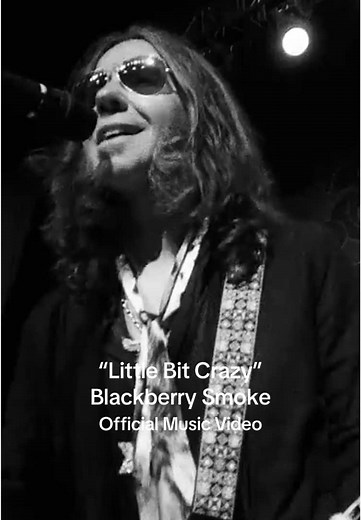 We’re all a little bit crazy here ;) #blackberrysmoke #southernrock #littlebitcrazy