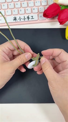 Weaving a beautiful necklace with two loops using rope