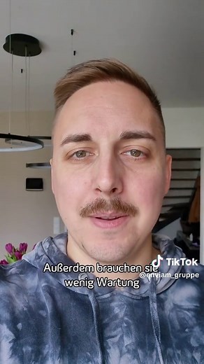 Infrarotheizung = Sonnenstrahlen für dein #Zuhause? ☀️🔥 @der.bauleiter 👷‍♂️ erklärt dir, warum diese #Heizung smart, cozy und energieeffizient ist. Würdest du so heizen? 👇