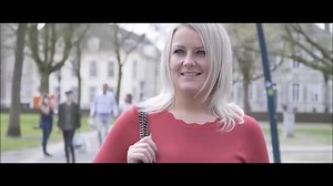 Jan Van Est maakte een nieuwe versie van Rob Zorn’s hit over een stukgelopen relatie: Er Gaat Een Trein Naar Niemandsland. Geen onbekend liedje voor de levenslieds-liefhebbers. Bekijk de complete video: http://bit.ly/YouTubeTreinNaarNiemandsland | Berk Music Productions