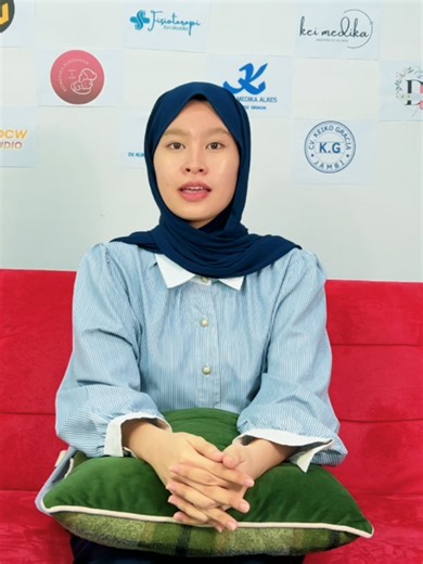 Radang tenggorokan bisa membuat tenggorokan terasa perih, gatal, kering, hingga tidak nyaman saat menelan. Penyebabnya pun beragam, mulai dari infeksi virus, bakteri, hingga iritasi. ✨ Tips membantu meredakan keluhan: 💧 Perbanyak minum air putih 🍵 Konsumsi minuman hangat 🛌 Istirahat yang cukup 🚭 Hindari asap rokok dan iritan 🩺 Jika keluhan semakin parah atau tidak kunjung membaik, segera konsultasikan ke tenaga medis. Jangan sepelekan sakit tenggorokan ya! Yuk, jaga kesehatan dan tetap sema