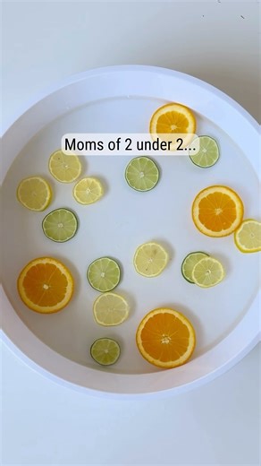 Taste-safe Sensory Base Ideas 👇 First, if you haven’t already, be sure to check out our FREE APP Inspired Minds for 500 activity ideas and printables 📲 See the link in the bio or comment “app” and I’ll send it to you! This sensory tray is perfect if you have both a baby and a toddler! The baby can plays with the fruit and water while you extend the activity for your toddler by adding tongs and bowls. Other taste-safe sensory bases include: water, cooked pasta, yogurt, oatmeal, aquafaba foam, c