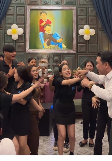 ក្រមុំរាំឡក 🥳🥳🥳 #mesarestaurant #pubstreet #song #music | song music