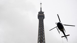 VIDÉO - La spectaculaire installation d'une nouvelle antenne sur la Tour Eiffel