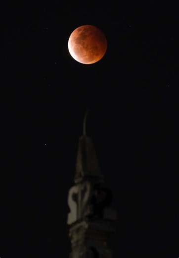 🌕 TU AS RATÉ L’ÉCLIPSE ? LE CIEL TE DONNE UNE DEUXIÈME CHANCE. Le 28 août, ce sera cette fois la Lune qui entrera dans l’ombre de la Terre lors d’une éclipse lunaire partielle. Et contrairement à une éclipse solaire : aucun filtre, aucune lunette spéciale. Tu pourras l’observer directement à l’œil nu. 🌑 Il faudra simplement se lever tôt et trouver un horizon ouest bien dégagé. Qui sera debout pour l’observer ? 🔭 #EclipseLunaire #Lune #Astronomie #Espace #Ciel