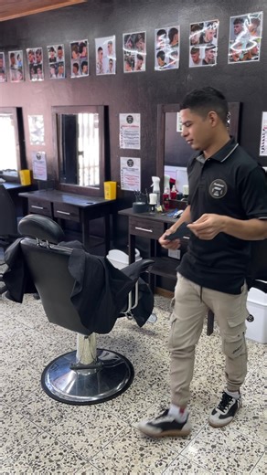 🎓✂️ ¡Así se empieza a formar un verdadero barbero profesional! En Academia Mego nuestros estudiantes practican desde lo más básico hasta lo más profesional 💪 Hoy aprendiendo correctamente cómo poner y quitar la capa… porque los detalles hacen al maestro. Si querés aprender barbería de verdad y empezar a generar ingresos, este es tu momento. 🚀 📚 Matrícula abierta ⏳ Cupos limitados 💈 Formación 100% práctica Escribinos y empezá tu camino en la barbería profesional 🔥 #AcademiaMego #BarberíaPro