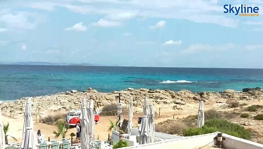 🇪🇦️ Welcome in one of the most iconic beaches of #Formentera! Stay just in front of the famous Volkswagen van from the '60 and enjoy the view visiting: https://www.skylinewebcams.com/webcam/espana/islas-baleares/formentera/es-pujols.html | SkylineWebcams