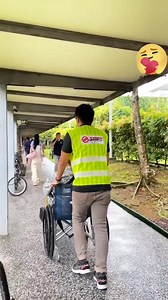Thank you, Public Transport Security Command (TransCom) for your kind assistance. TransCom guys helping elderly down overhead bridge during the recent train disruption. | ROADS.sg