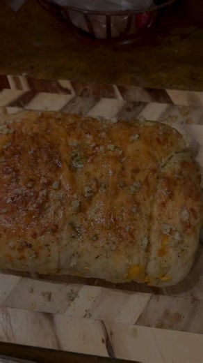 Homemade garlic cheese bread!!! So good😋Definitely will be making this again! | Saffron Donald