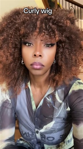 Synthetic curly wig with bangs . Two tone color wig, ##WigWithBangs##CurlyHairWithBangs##Wigs##SyntheticWigs##creatorpicks