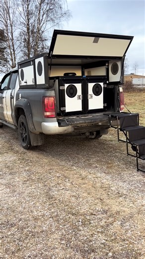 Så har vi rundat av 2025 och blickar framåt mot 2026! Tack alla nya och befintliga kunder för att ni utvecklar oss och sätter guldkant på våra dagar! Vi har massa roligt på gång så titta in här för att se allt spännande som händer 2026 🐶🫶🏻 god fortsättning önskar vi på WT-Metall Norden 🐶❤️ | WT-Metall Norden AB