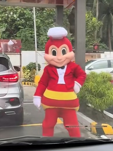 Jollibee: Ang Mascot na Nakakaaliw at Paborito