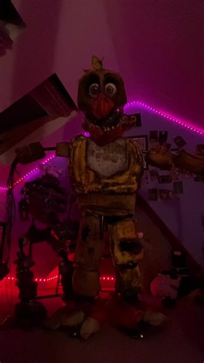 Withered Chica cosplay tips for Five Nights at Freddy's 2 fans