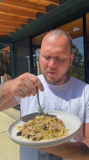 La mejor pasta Porcini para que aprendas hacerla 👌🏻 sorprendas a tu familia ❤️ pueden poner más de 2 tipos de hongos, pero les aseguro que con el portobello conquistan a cualquiera 🤤👌🏻 Me cuentan cómo les va 👀 acá les dejo los ingredientes: •Hongos Portobello 🍄 •Ajo y Cebolla 🧅 •Crema Dulce 🥛 •Tocineta 🥓 •Pasta 🍝 •Mantequilla 🧈 Súper fácil de hacer 👌🏻😍 en menos de 30 minutos ya pueden hacer un plato digno de Italia 🇮🇹 El lugar donde me estoy quedando lo encuentran en @pure_cr es