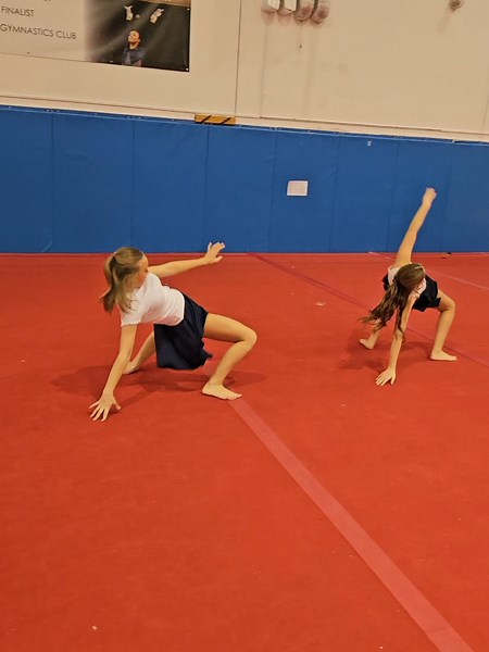 G L A M O R O U S 💅 Behind the scenes ✨️ #glamorous #showtime #routine #gymnastics #show