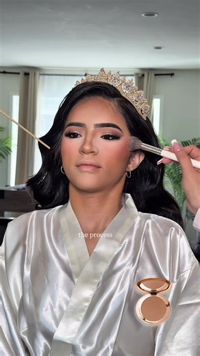 Step by step of our gorgeous quinceañera 💘 •Foundation – @esteelauder Double Wear •Concealer – @toofaced Born This Way in the shade “shortbread” & “marshmallow” to brighten •Cream Contour – @patricktabeauty Major Sculpt Crème Contour in “she’s sculpted “ •Cream Blush - @hudabeauty filter blush in “bubble gum” •Setting Powder – @hudabeauty Easy Bake Powder in “cherry blossom” •Bronzer – @charlottetilbury Airbrush Bronzer in “medium” •Blush – @kyliecosmetics hybrid blush in “summer sorbet” •Highl