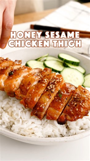 You’ve gotta try this easy one-pan honey sesame chicken thigh recipe! Ingredients Skin-on boneless chicken thighs ( About 240 grams/ 8.5oz ) Salt and pepper to taste Oil 1 tbsp Roasted sesame seeds 2 tsp Spring onions for garnish For the sauce Minced garlic 2 tbsp Regular soy sauce 2 tbsp Sesame oil 1 tbsp Rice vinegar 1 tbsp Honey 4 tbsp Tomato Ketchup 2 tbsp Water 2 tbsp Instructions Pat dry and season both sides of the chicken thighs with salt and pepper. Mix soy sauce, sesame oil, rice vineg