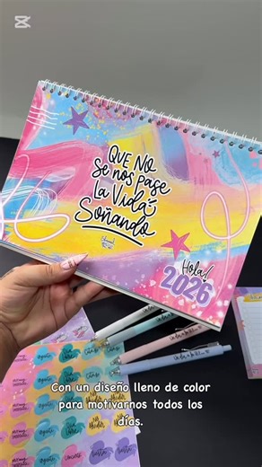 Portapasaportes / Tienda CREATIVA🌈 on Instagram: "Calendarios 2026✨ Que este año la vida nos sorprenda a todos muy BONITO🩷 Tu 2026 empieza con orden y estilo ✨ Calendario planeador + calendario de escritorio con stickers, lapicero y checklist incluidos 💖 Envíos a todo COLOMBIA ✈️ #calendario #planeador #calendarioescritorio"