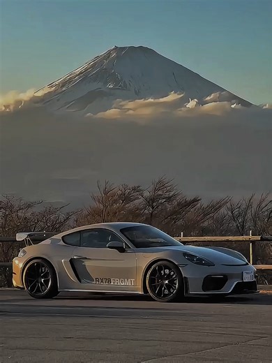 Porsche 718 Cayman GT4 RS: Performance and Design Insights