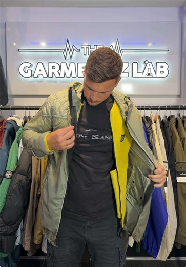 Stone island Lamy velour Size: large S/S 2019 This garment is made in an hyper light nylon tela, bonded to an outer polyurethane film with an haptic feel and peerless touch. The colours obtained through the garment dyeing process reach superb shiny and opaque contrasts on the outer and inner face of the material. The addition of a special agent to the dye formula makes the piece anti-drop. #stoneisland #casual #cpcompany #stoneislanduk