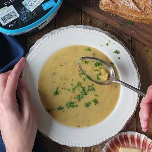🥰Hello warming lunch, happy palate & happy pocket. 🥰 Ready in minutes our fresh soups are a lunchtime hero. They are all gluten free and can be enjoyed from the tub 🥄😇 Pick them up for just €2.00 today in Tesco and Supervalu | CULLY & SULLY