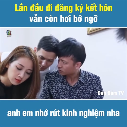 Lần đầu đi đăng ký kết hôn nên còn hơi bỡ ngỡ :v __________ Nguồn: Đàn Đúm TV Bản quyền được bảo vệ và quản lý bởi MCV Network Tất cả nội dung trong video là dàn dựng mang mục đích giải trí #MCVNetwork #Netbiz #dandumtv #NWT #DDTV | MCV Network US