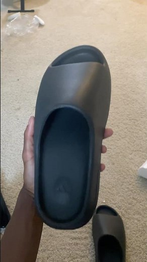 UNBOXING DHG8 YEEZY SLIDES #shoes #sneakerhead #yeezy #shorts