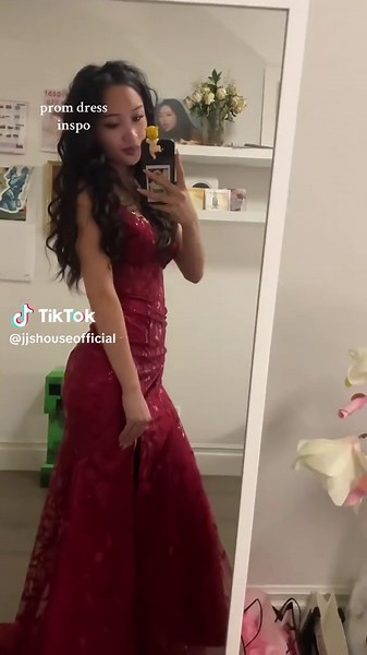 Mermaid style prom dress ideas, are you team red or blue?🧜‍♀️ #prom #promdress #2025prom #seniorprom #promdressideas #promdressinspo #onlinepromdress #formalnight #formaldress #gownideas #mermaiddress