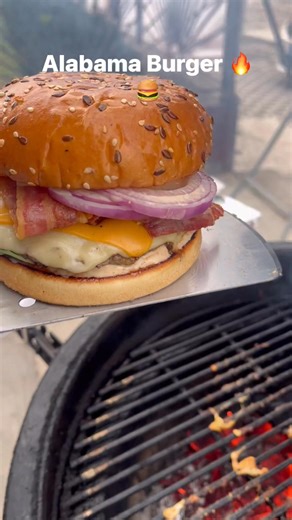 🔥🍔Este 8 Óráig száll a Füst 🔥🍔 New York Cheese Burger. 3190 Ft Burger szósz / Chedarsajt szósz / fűszeres Nachos / 160 g Prémium Marhahús pogácsa /Eidami Sajt / Chedarsajt / sült Bacon / karamellizált hagyma / házi BBQ szósz/ uborka salsa Verseny Burger 3190 Ft Hamburger szósz / madársaláta/ paradicsom / 160 g kézműves marhahús pogácsa / gouda sajt / chedarsajt / bacon kocka / karamellizált hagyma / házi, Meggyes BBQ szósz / füstös tejföl / jalapenos uborka salsa Boston Burger: 2990Ft Hambur