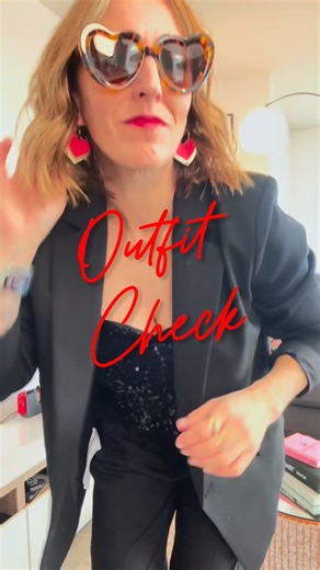 @leelood__ on Instagram: "Dernières paillettes de l’année ✨ Les looks de fête de la box de @cosmicqueen_off, imaginés ensemble pour s’amuser jusqu’au bout. La location, c’est aussi ça : oser, changer, danser 🥂 Belle préparation de soirée à toutes ✨ #LeelooD #LocationMode #TenueDeFête #StyleDeSoirée #Paillettes #NouvelAn #ModeResponsable"