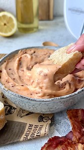 Unsere Bacon-Mayonnaise ist der Star auf jedem Grillteller! 🔥 Im Thermomix® in nur wenigen Minuten gemixt! 🤩 ✅ Die Zutaten kannst du dir ganz einfach in deiner Einkaufsliste im ZauberTopf Club speichern! So hast du beim nächsten Einkauf alles griffbereit! 😃 Für 300 g 250 g Sonnenblumenöl oder Rapsöl 1 Ei 1 TL Zitronensaft 0,25 TL Salz 1 TL mittelscharfer Senf 1 EL Tomatenmark 1 TL edelsüßes Paprikapulver 100 g Bacon, in Streifen Bacon in einer Pfanne ohne Öl anbraten, auf einem Küchentuch abt