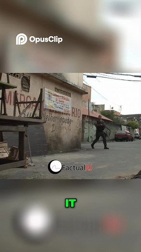 52K views · 1.8K reactions | Policiais cercam a rua enquanto discutem...