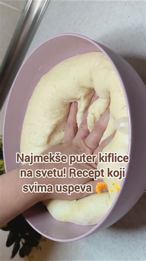 Aleksandra Botić on Instagram: "Najmekše puter kiflice na svetu! Recept koji svima uspeva 🥐✨ Sastojci: 700g brašna 1 šolja toplog mleka ili 200ml 1 šolja tople vode ili 200ml 1 prst manje od pune šolje ulja ili 170ml kesica suvog kvasca 2 kašike šećera 1 kašika soli 1 kašika putera ili margarina 2 čepa alkoholnog sirćeta Testo treba da stoji na toplom 1h, dok ne naraste. Nadev: 150g krem sira 100g salame 100g sira na listiće (Ako ih budete pravili prazne, dovoljno je da ih u tankom sloju umesto