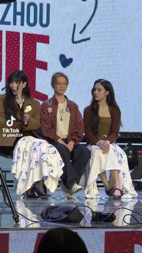 hahaha loll . she was willing to throw away she cell phone to take a picture with blejie so rare 🤣🤣🤣 Blejie is surprised.(😳) #pangjiewr #mable_siriwalee #mablepangjieinguangzhou #fypp #fypppppppppppppp @แป้งจี่ชอบกินเคบับ @mable_siriwalee @MINE MEDIA PRODUCTION @amytis maldan @Davikah Channel