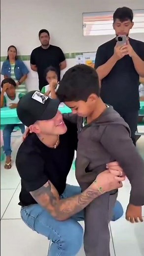 Zé Vaqueiro surpreende 'Vaqueirinho' em escola de Juazeiro, na Bahia