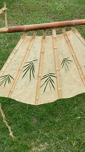 What’s the best way to tackle Bali’s tropical heat? ☀️ With a beautiful bamboo fan! 🪭 Inspired by the large Punkah Fans from India, Kersten designed and made her own Punkah Fan using thin slivers of bamboo bone and wispy banana paper. The fan is studded with small bamboo leaves and features a bamboo rope to help maneuver the fan and control airflow. Learn more about how Kersten crafted her fan using the link in our stories! 🔗 | Bamboo U