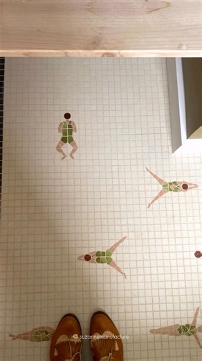 Ready for a swim? 🏊‍♀️ This mosaic flooring by Suzanne Manufacture, developed for MAUD Architects, translates the visual language of water into a graphic architectural surface. Through calibrated color gradients and rhythmic tessellation, the floor evokes depth, movement, and reflection—turning a horizontal plane into an immersive spatial experience. The mosaic operates not as decoration, but as a material field that guides perception and anchors the atmosphere of the space. Here, flooring beco