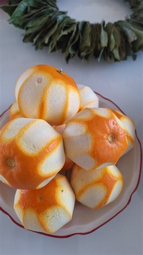 Dina on Instagram: "Mama donijela domaće naranče, a ja pripremila svekrvin stari recept. 🍊 Uoči blagdana kuća već miriše na kolače i tradiciju. Narančina korica, šećer i malo dobre rakije – jednostavno, a savršeno. Spremno za sve slatke trenutke koji dolaze. ✨ #božić#starirecepti#homemade#kolači#za fritule"