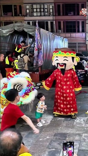 Powerful LED Lion Dance ✨🦁 at Food Court