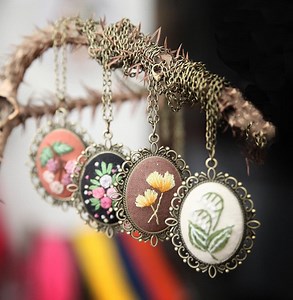 Beginner Embroidery Kit Necklace: Floral Pendant, Handmade Jewelry - Etsy