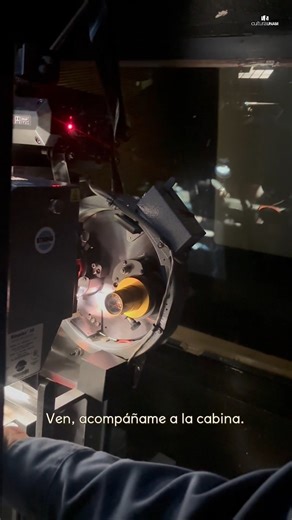 🎬✨ ¿Cómo es proyectar una película en 35 mm? En este #DíaDelCineMexicano nos colamos a la cabina con Francisco Pérez, técnico de Filmoteca UNAM , para verlo en acción: montar los rollos, enfocar con precisión y dejar que la luz atraviese la cinta hasta que la magia llena la pantalla. 📽️🔥 Así se vive el cine con todo el color, la textura y el sonido original. 😎🍿 | Cultura UNAM