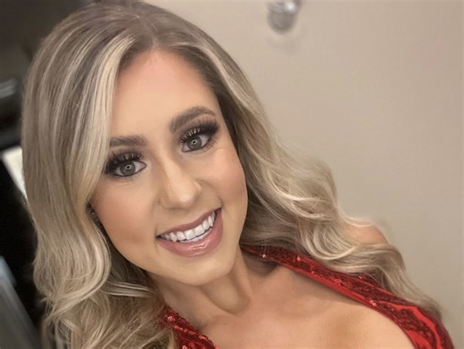 Bodybuilder Hope Harper in Two-Piece Workout Gear Says "Level it Up"