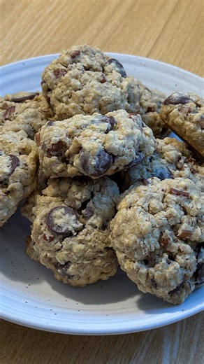 Andrea | Cómo Cocino | Galletas de avena y chocolate 🍪 Unas galletas deliciosas e ideales para esta temporada!! Ingredientes: 1 huevo 1/2 taza de mantequilla... | Instagram