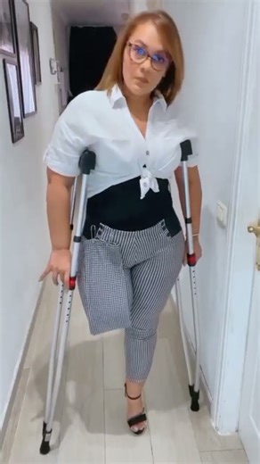 Amputee woman crutching #amputada #oneleg #sak#rak#oneleg#crutches