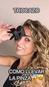 🤩La Magia de la Pinza: Antes y Después🥰 ¡El cambio es alucinante! De estar recogido de manera tradicional, pero no del todo cómodo ni seguro a, con esta técnica de dividir y cruzar el cabello antes de usar la pinza, ¡el resultado es increíble!😉 El cabello queda más firme, cómodo y se mantiene en su lugar durante todo el día. #may #maymalma #pinzas #tips #tutoriales #peinados #peinadosfaciles #hairstyle #easyhairstyle #curly #curlyhair #cabellorizado #peinateconmigo #peinateencasa #trucazo | M
