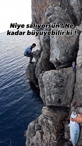 Büyü de gel dedim, sözünü tuttu. 🎣😏 Yazılı Orkinos (Euthynnus alletteratus) Akdeniz ve Ege’nin hızlı avcısıdır. Sürüler halinde gezer, kalama susmaz. Ortalama 2–6 kg, iyi bireyler 8 kg üstüne çıkar. Sırtındaki yazı gibi çizgilerden tanınır. Küçüğü yarının büyüğü olduğu için salınır. 🎣 Bilinçli av, bereketli deniz. #anamur #mersin #deniz #balık #yazılıorkinos | Yasin Tok