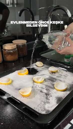 Eda Kurt on Instagram: "Serinin diğer videolarıda ⬇️ Ocak temizliği🧽 Bulaşık makinesi temizliği 🧼 Çamaşır makinesi temizliği 🧹 profilimden bakabilirsiniz🙋🏻‍♀️ #temizlik #ev #vlog #fırın #evlilik"