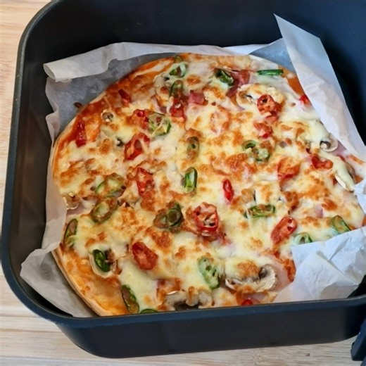 This Air Fryer Pizza Recipe Will Blow Your Mind! You Need To Try It!🥰 🍽️ Ingredients: – 2 tortillas – 2 tbsp pizza tomato sauce – A few slices of ham (I use turkey and chicken) – Mushrooms, sliced – Hot chili pepper, sliced – Grated cheese 👩‍🍳 Instructions: Place one tortilla on a plate and spread with pizza sauce. Sprinkle with grated cheese and cover with the second tortilla. Spread more pizza sauce on top. Add ham, mushrooms, and chili pepper. Top generously with grated cheese. Bake in th
